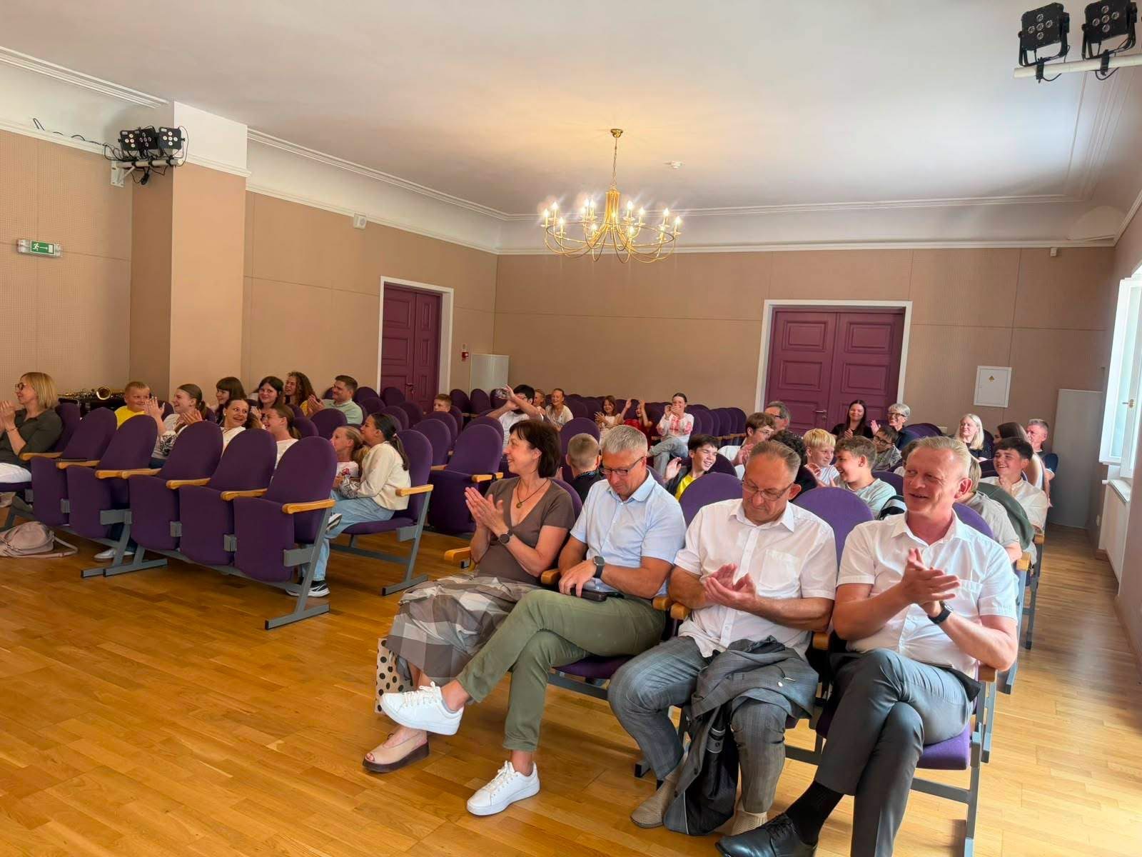 Додому з усмішками та теплими спогадами: діти Малинської громади повернулися з Латвії