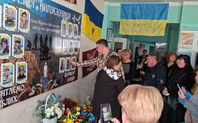 Пам’ять живе в серцях: у Малинському ліцеї №4 відкрили стенд Героям України