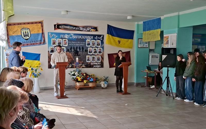 Пам’ять живе в серцях: у Малинському ліцеї №4 відкрили стенд Героям України