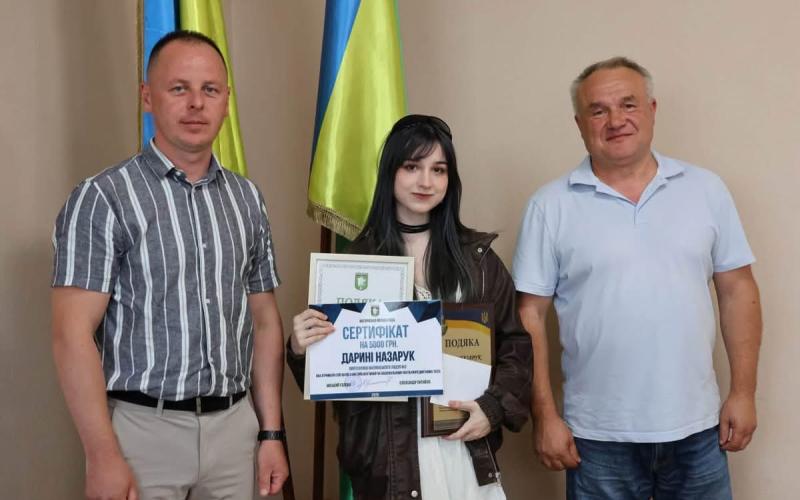 Гордість громади: у Малині відзначили випускників, які склали НМТ з англійської на 200 балів, та їхніх наставників
