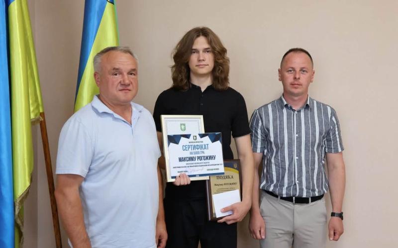 Гордість громади: у Малині відзначили випускників, які склали НМТ з англійської на 200 балів, та їхніх наставників