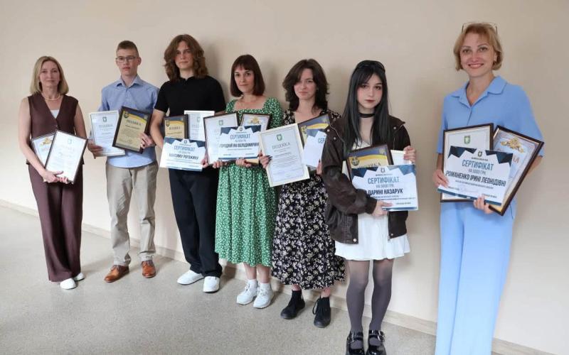Гордість громади: у Малині відзначили випускників, які склали НМТ з англійської на 200 балів, та їхніх наставників