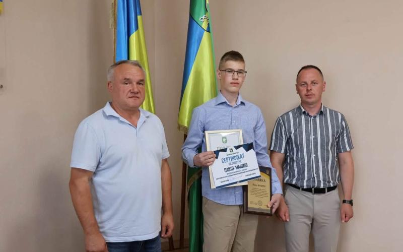 Гордість громади: у Малині відзначили випускників, які склали НМТ з англійської на 200 балів, та їхніх наставників