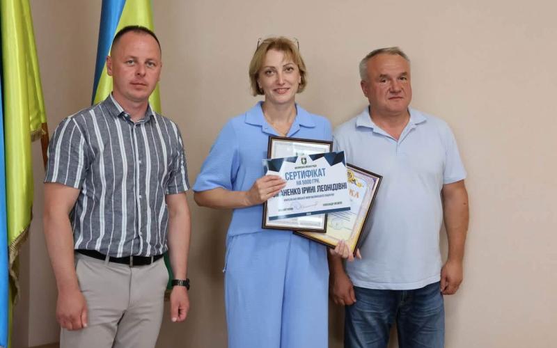 Гордість громади: у Малині відзначили випускників, які склали НМТ з англійської на 200 балів, та їхніх наставників
