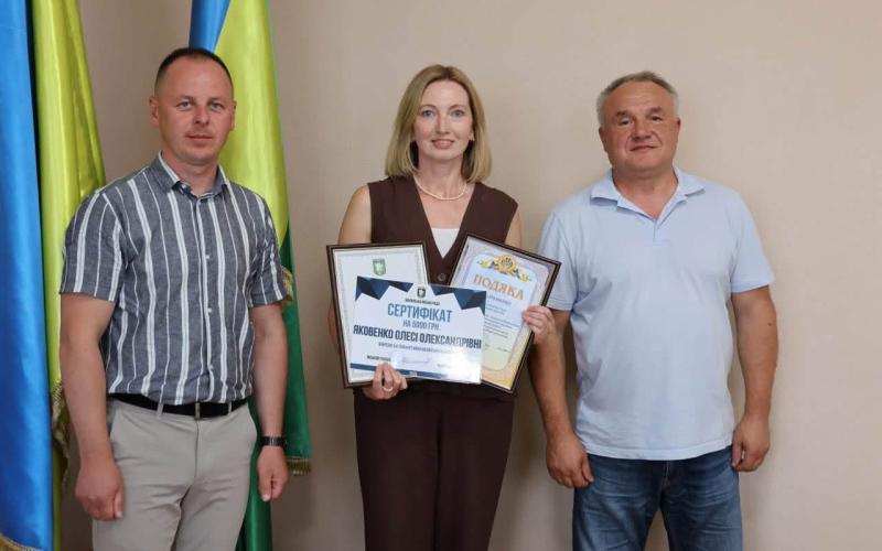 Гордість громади: у Малині відзначили випускників, які склали НМТ з англійської на 200 балів, та їхніх наставників