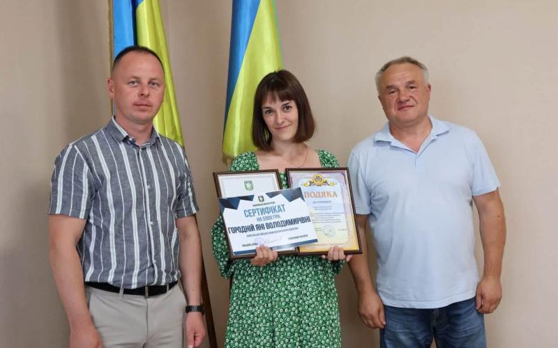 Гордість громади: у Малині відзначили випускників, які склали НМТ з англійської на 200 балів, та їхніх наставників