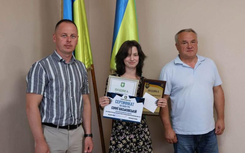Гордість громади: у Малині відзначили випускників, які склали НМТ з англійської на 200 балів, та їхніх наставників
